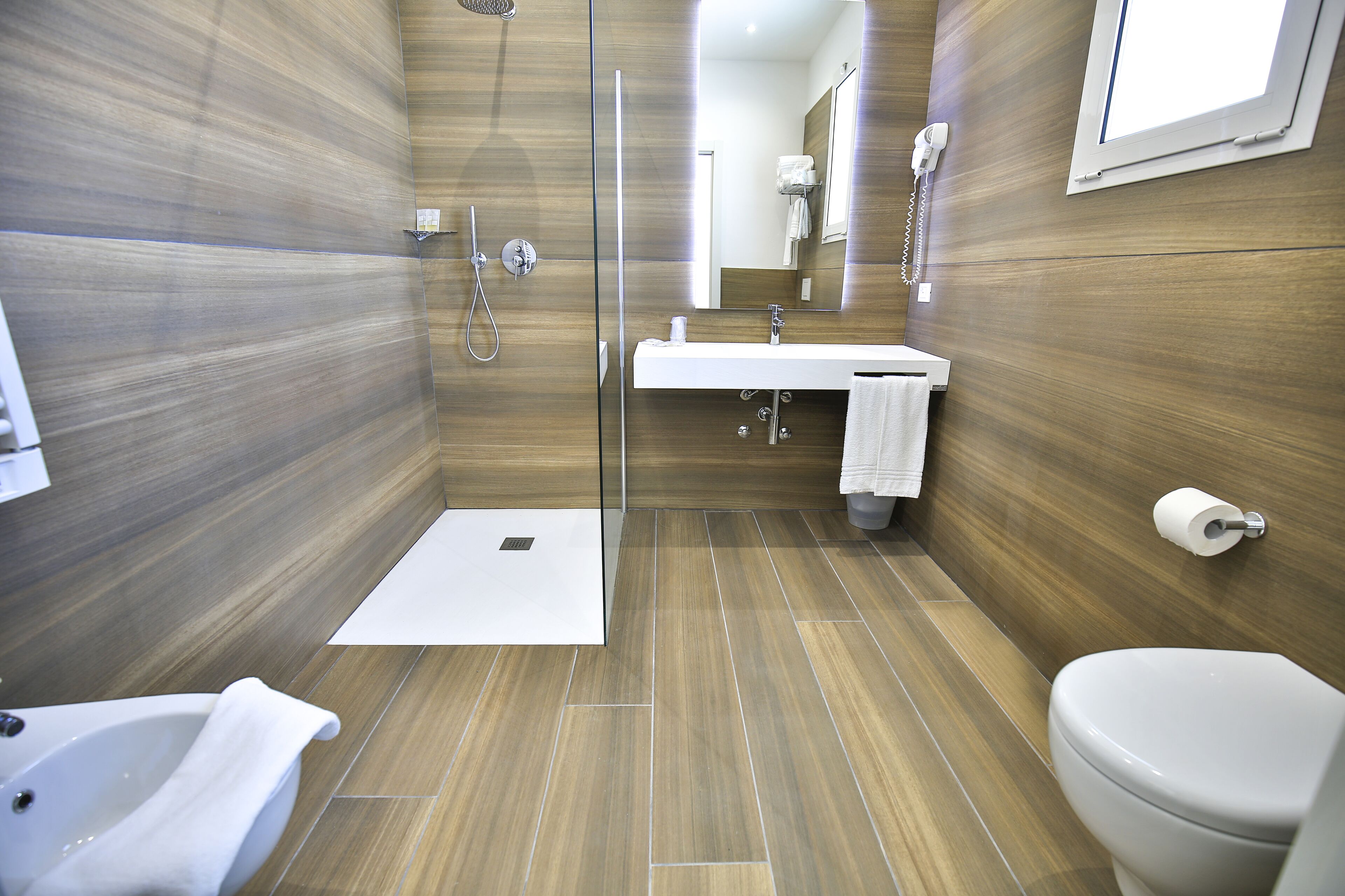 Shower, free toiletries, hair dryer, bidet