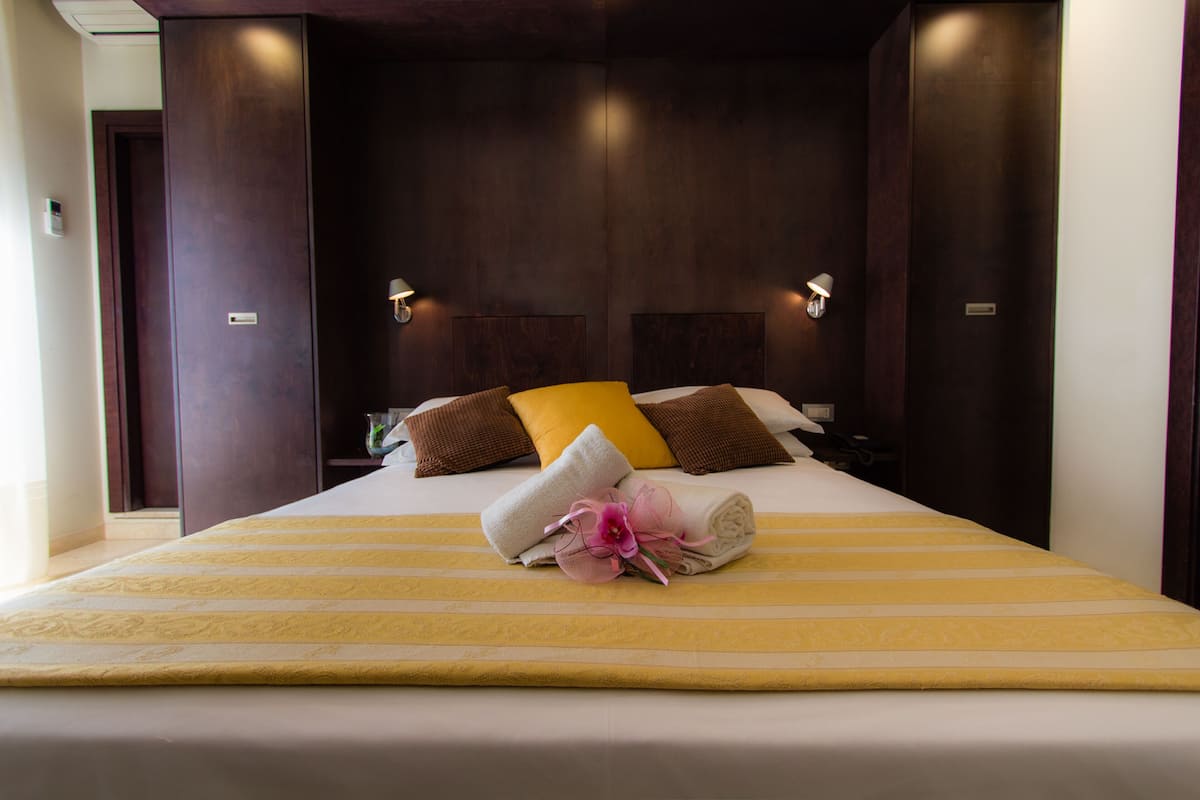 Minibar, coffres-forts dans les chambres, Wi-Fi gratuit, draps fournis