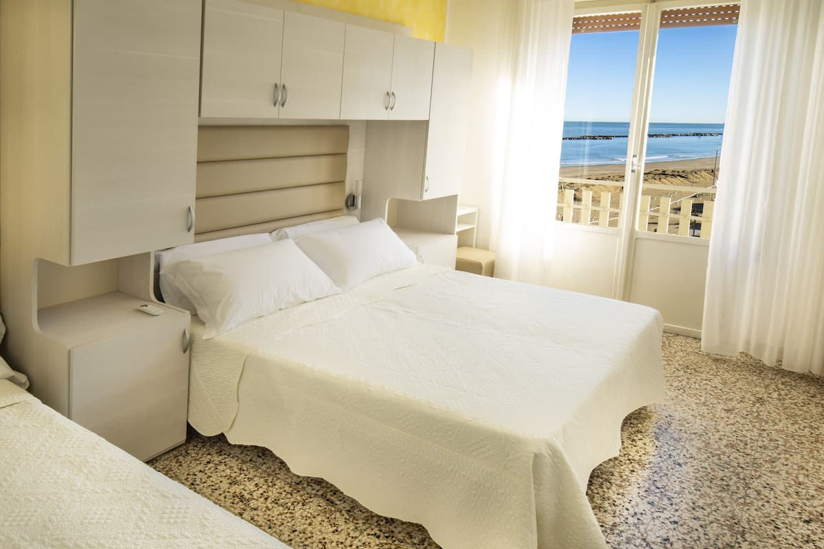 Minibar, coffres-forts dans les chambres, Wi-Fi gratuit, draps fournis