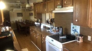 Een koelkast, een magnetron, een oven, een kookplaat