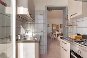Kylskåp, ugn, spishäll och grytor/köksredskap