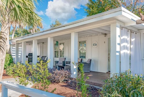 Charming 1950s Beach Cottage Apt B