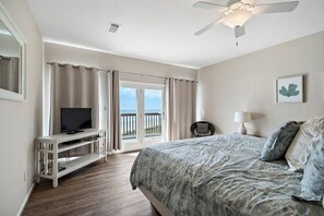 8 dormitorios, escritorio, tabla de planchar con plancha y cuna de viaje