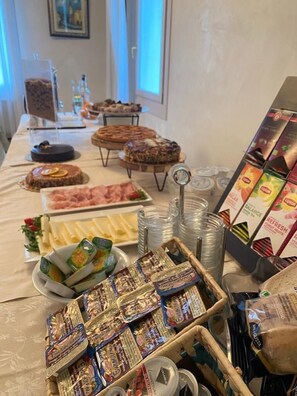 بوفيه فطور مجانًا يوميًا