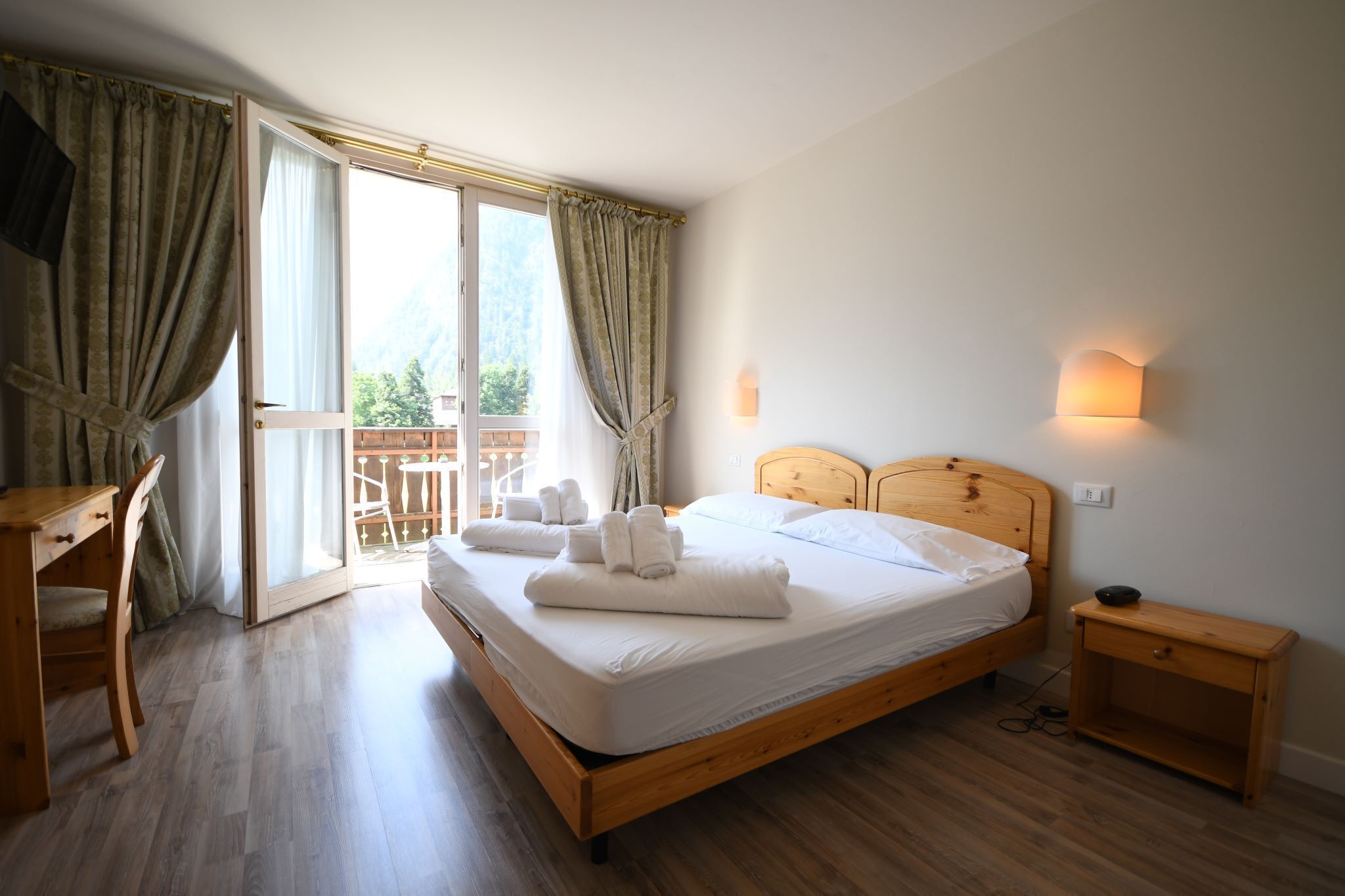 Hypo-allergenic bedding, down duvets, in-room safe, desk