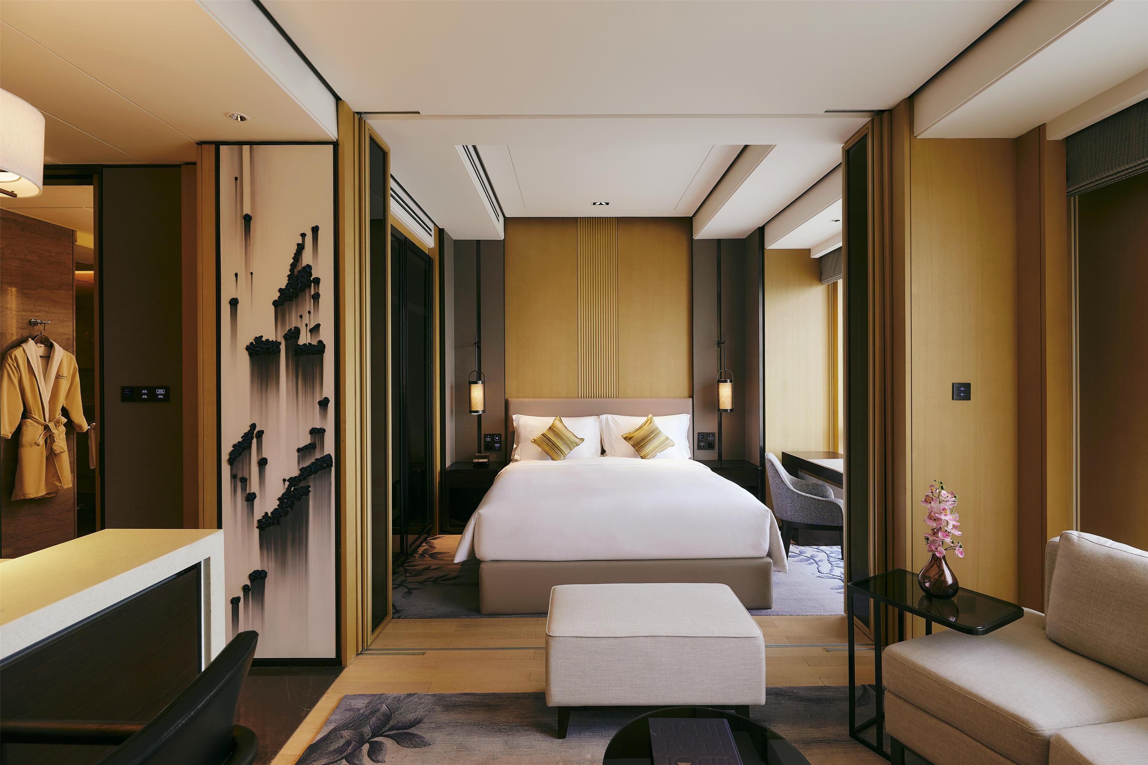 Room (Superior King) | Premium bedding, down comforters, pillowtop beds, minibar
