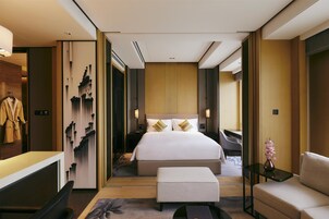 Room (Superior King) | Peralatan tempat tidur premium, gebar bulu kapas, tilam berlapik