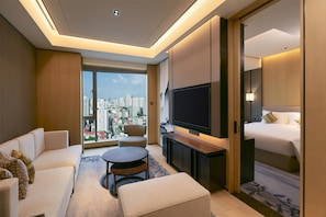 Suite (Deluxe 1 Bedroom) | Área de sala de estar | Televisión de pantalla plana de 55 pulgadas con canales vía satélite 