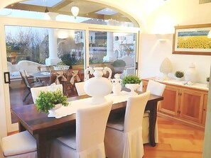 Villa, 3 Schlafzimmer | Essbereich im Zimmer