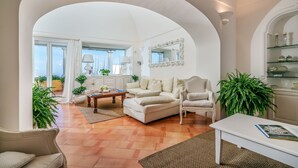 A living room with a sofa, armchairs, a coffee table, and a bookshelf. - Casa Dorotea (Meta)