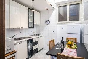 Apartment, 1 Bedroom, Sea View | Private kitchen | Full-size fridge, microwave, oven, stovetop