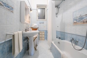 Apartment, 1 Schlafzimmer, Meerblick | Badezimmer | Duschwanne, Regendusche, Haartrockner, Bidet