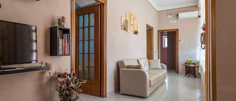 Appartement, 3 slaapkamers | Woonruimte | Flatscreentelevisie