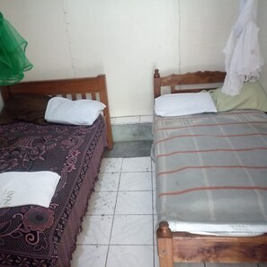 Desk, bed sheets - Inns Lodge (Naivasha)