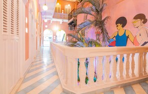 30-inch flat-screen TV with cable channels, TV - Casa Movida Hostel (Cartagena)