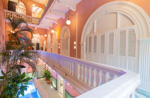 30-inch flat-screen TV with cable channels, TV - Casa Movida Hostel (Cartagena)