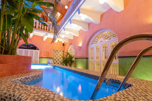 Outdoor pool, pool loungers - Casa Movida Hostel (Cartagena)