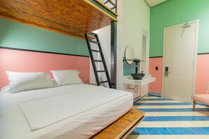 Select Comfort beds, in-room safe, soundproofing, iron/ironing board - Casa Movida Hostel (Cartagena)