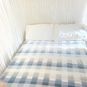 Single Room | Desk, bed sheets
