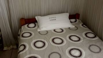 Single Room | Desk, bed sheets