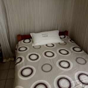 Single Room | Desk, bed sheets - Kafico Lodge (Naivasha)