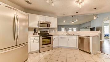 House, Multiple Beds, Private Pool, Pool View | Private kitchen | Fridge, microwave, stovetop, dishwasher