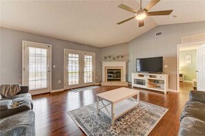 TV - Splash Paradise, 3 Bedroom, Private Pool, Pet Friendly (Palm Coast)