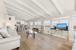 Talo, useita sänkyjä, keittiö, valtamerinäköala | Olohuone | Televisio