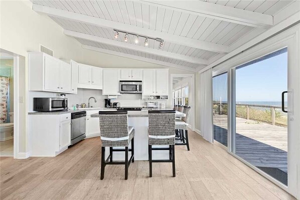 Talo, useita sänkyjä, keittiö, valtamerinäköala | Yksityinen keittiö | Jääkaappi, mikroaaltouuni, liesi, astianpesukone