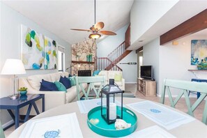 單棟房屋, 多張床, 露台, 海景 | 客廳 | 42 吋電視連有線電視頻道