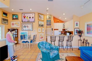 Ferienhaus, 1 King-Bett und Schlafsofa, Terrasse, Gartenblick | Wohnzimmer | 42-Zoll-Fernseher mit Kabelempfang