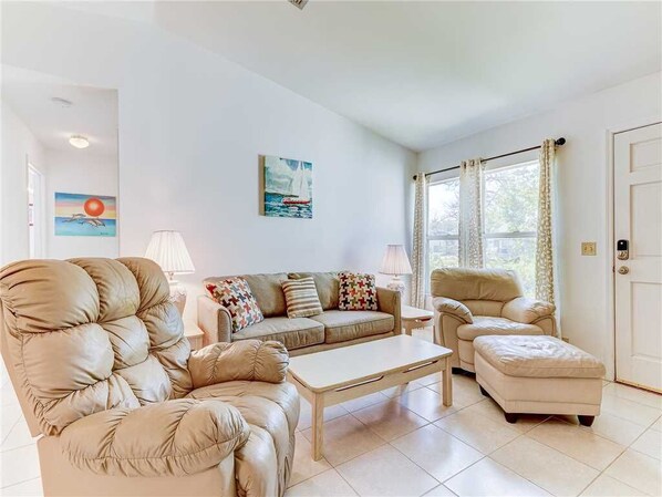 Huis, meerdere bedden, keuken | Woonkamer | Een televisie