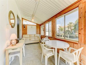 Huis, meerdere bedden, keuken | Woonkamer | Een televisie