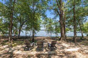 Property grounds - Experience Ultimate Lakeside Relaxation: Rent The Whole Nest - Four Modern Cottages at Cedar Creek Lake (Malakoff)