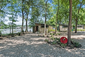 Property grounds - Experience Ultimate Lakeside Relaxation: Rent The Whole Nest - Four Modern Cottages at Cedar Creek Lake (Malakoff)