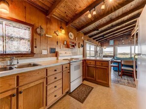 House, 1 King Bed with Sofa bed, Balcony, Ocean View | Private kitchen