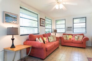 Hus - flera sängar - privat pool - utsikt mot trädgården | Vardagsrum | Tv