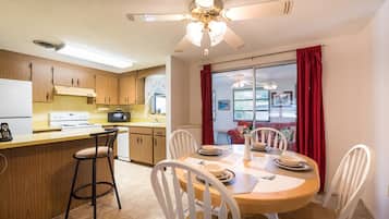 Maison, plusieurs lits, piscine privée, vue jardin | Cuisine privée | Réfrigérateur, micro-ondes, plaque de cuisson, lave-vaisselle