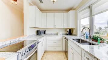 House, Multiple Beds, Private Pool, Ocean View | Private kitchen | Fridge, microwave, stovetop, dishwasher