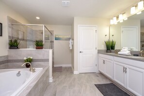 Bathtub, towels, toilet paper - Perfect Family Getaway! Ultimate WATERPARK Resort Near Disney! (Davenport)