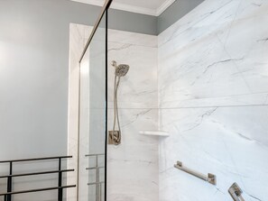 Ducha y bañera combinadas y toallas