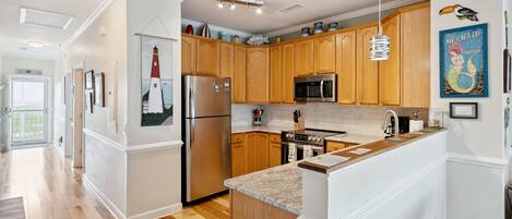 Grand réfrigérateur, micro-ondes, four, plaque de cuisson