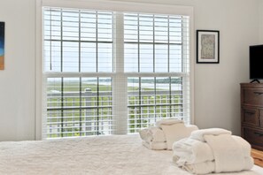 3 bedrooms, iron/ironing board, WiFi, bed sheets - Marshwinds 2U! River View Top Floor Condo with Community Pool - Elevator Access (Folly Beach)