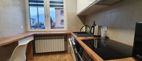 Frigorifero con congelatore, microonde, forno, piano cottura