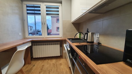 Full-size fridge, microwave, oven, stovetop