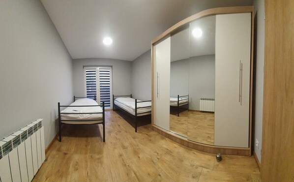 Literie hypoallergénique, bureau, fer et planche à repasser