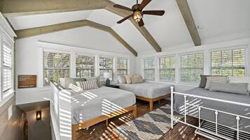 2 habitaciones, escritorio y tabla de planchar con plancha