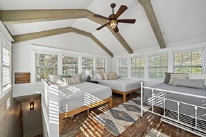 2 bedrooms, desk, iron/ironing board, travel cot - Cozy Bungalow with Deck, Near Kemah Boardwalk (Kemah Area)