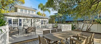 Cozy Bungalow with Deck, Near Kemah Boardwalk