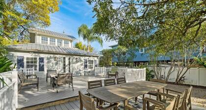 Cozy Bungalow with Deck, Near Kemah Boardwalk